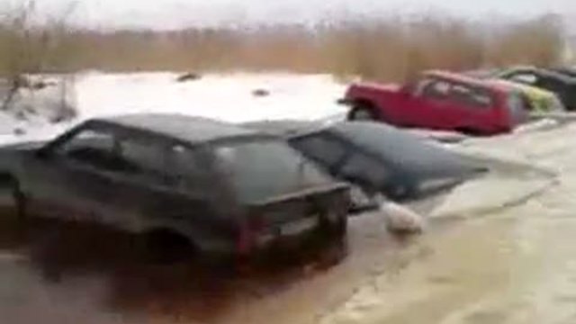 Машины тонут