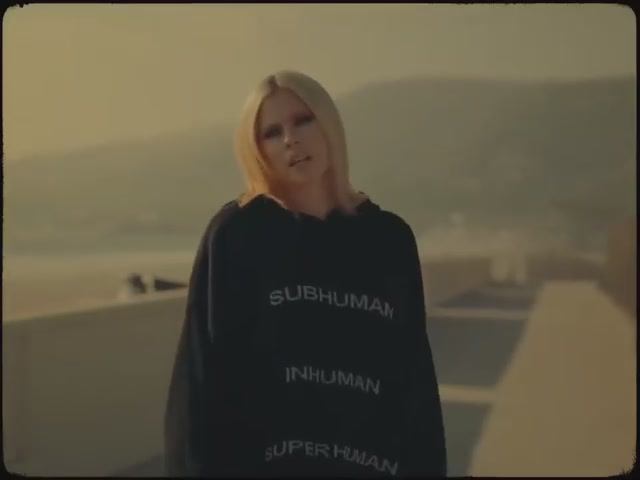 Avril Lavigne - I'm A Mess .mp4