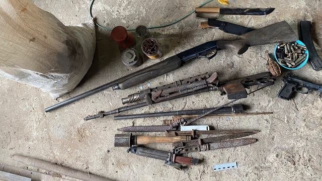 В Волгограде мужчина хранил на даче боеприпасы и оружие: видео