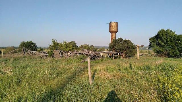 Идём мимо водонапорной башни в Ростовской области