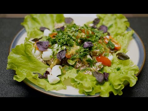 Салат с тунцом и сыром моцарелла. Очень простой, но сочный, ароматный и острый.