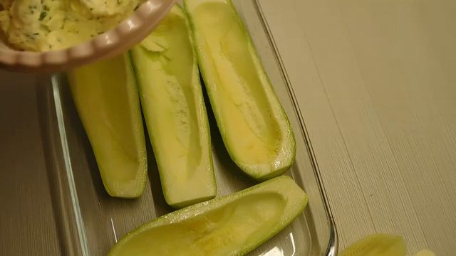 Кабачки фаршированные творогом с зеленью