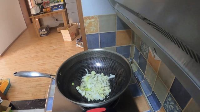 помидор говядина и лук и картошка вместе тушить.это блюда похож на Россииская кухня