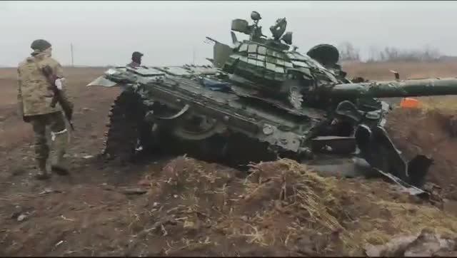 Трофейный украинский  танк Т-72АВ с КМТ-6  на Артемовском направлении