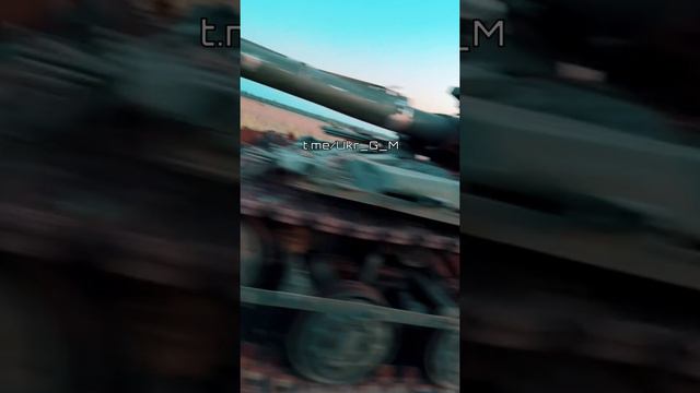 ❗️Кадры уничтоженного боевого танка Т-64БВ ВСУ, рядом стоит побитый осколками пикап🇺🇦