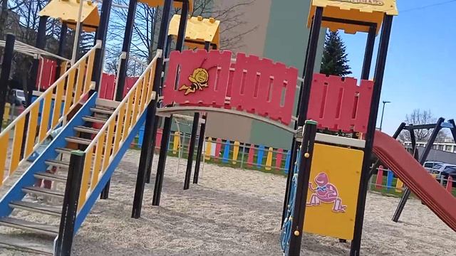 нашел монетку под качелями