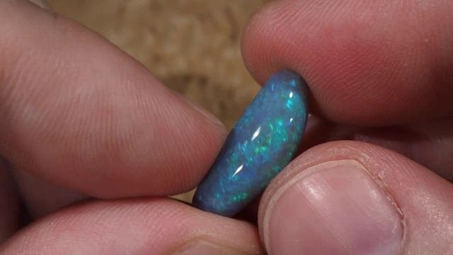 Красивый черный опал из Лайтнинг Ридж