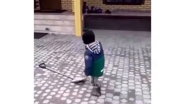 Мальчик и лопата