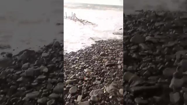 Летом здесь кипела жизнь: шторм уничтожил пляж под Новороссийском