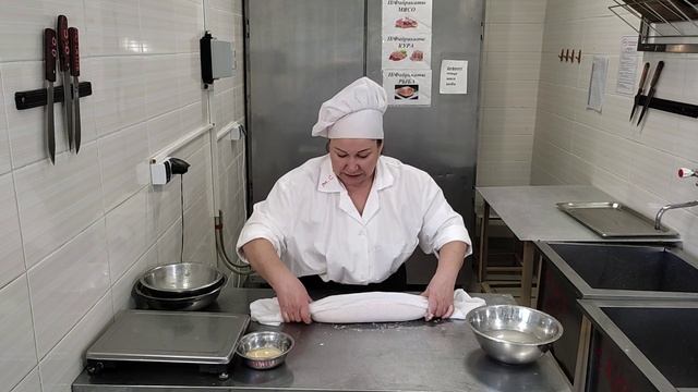 Как приготовить "Рулет с луком и яйцом" в школьной столовой.