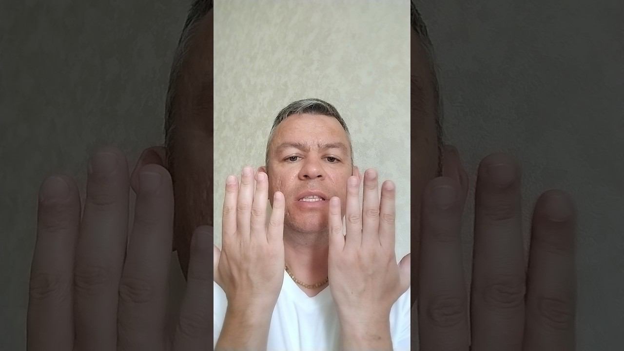 Какая ладонь должна быть светлее.