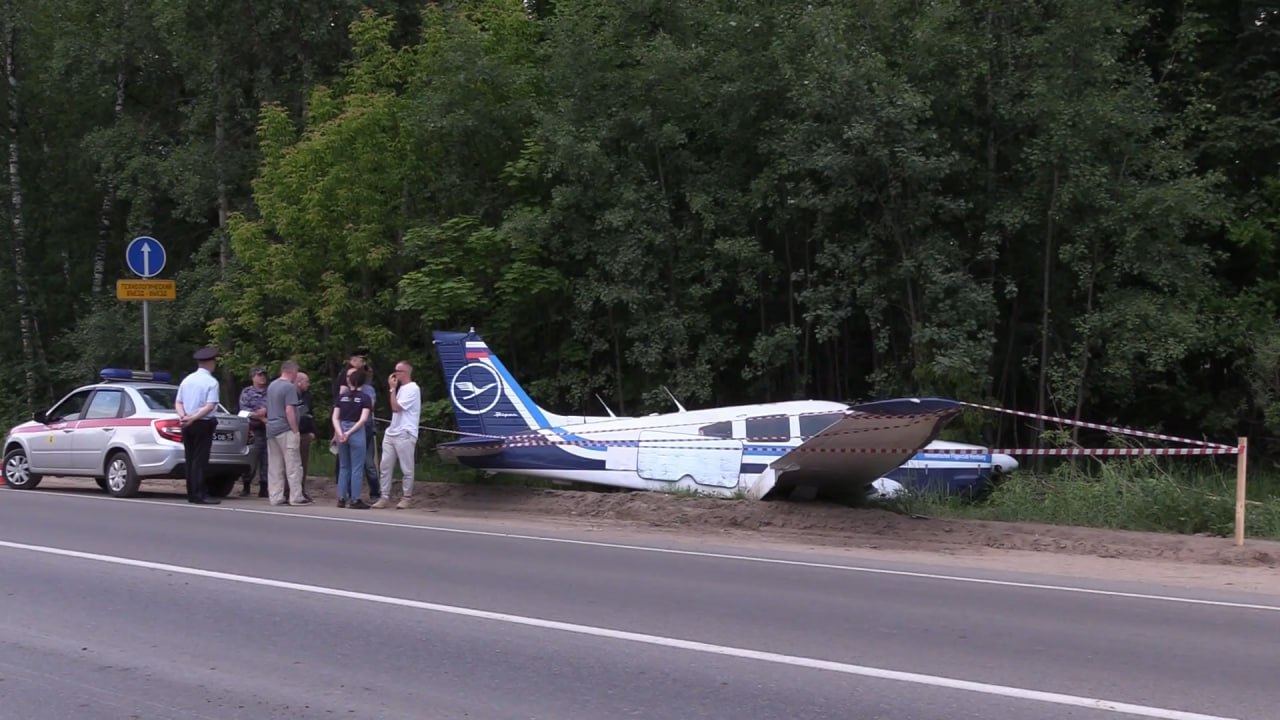 В Подмосковье самолёт совершил аварийную посадку на обочине — видео