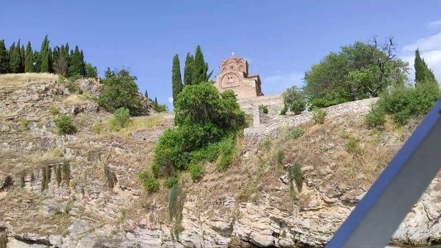 Охридское озеро Северная Македония - прогулка вдоль береговой линии на катамаране