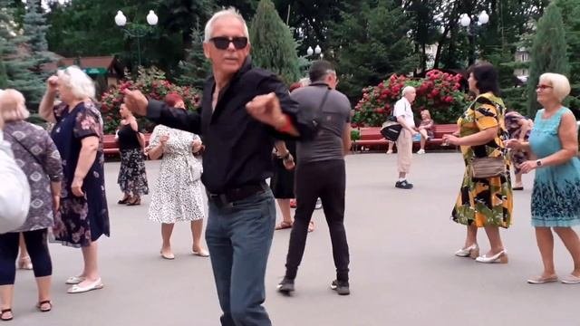 ИЩУ ТЕБЯ РОДНАЯ ДНЁМ И НОЧЬЮ! ТАНЦЫ В ПАРКЕ ГОРЬКОГО ХАРЬКОВ СЧАСТЛИВЫЕ ДНИ