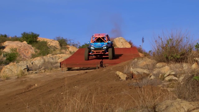Андерсон показывает убойную езду на багги Polaris RZR Sport 