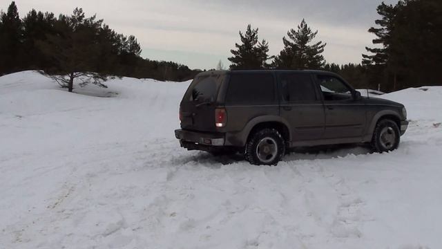 Ford Explorer 2 в снегу