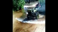 Їзда на мотоблоці по річці