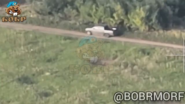 Встречаются вражеский пикап и наш FPV дрон-камикадзе, пикап в труху.