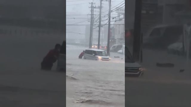 На Окинаве проливные дожди вызвали наводнение