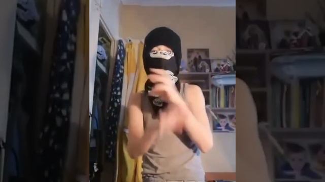 Малой делает вид что шарит за Крипс