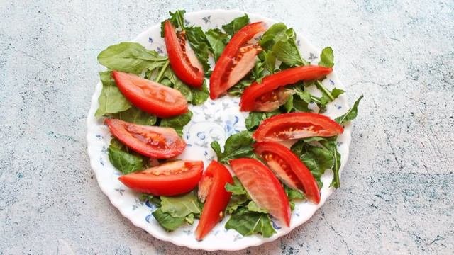 Салат из копченого палтуса