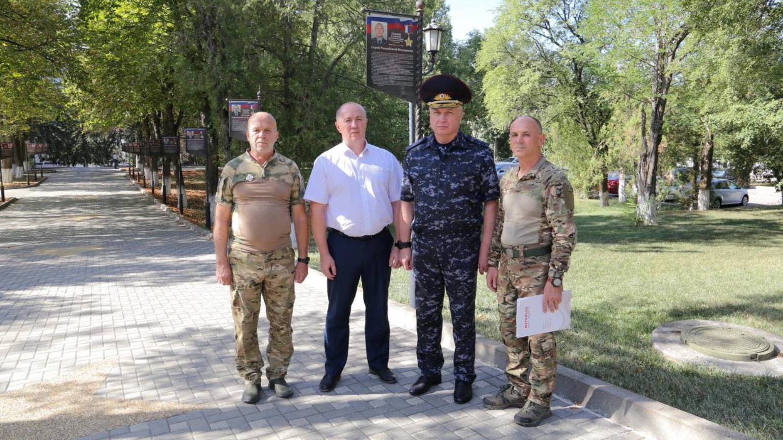 Начальник ГУ МВД России по СКФО Сергей Бачурин передал ключи от автомашины для бойцов в зону СВО