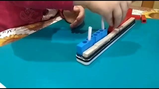 По волнам плывет кораблик