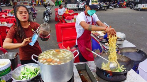 Знаменитый жареный рис, Ми Ча, Ми Катанг на рынке Орусси. Камбоджийская уличная еда.