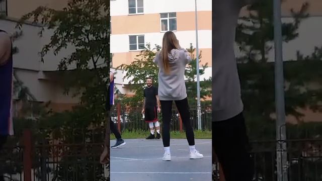 Ботан удивляет ДЕВУШКУ на Баскетболе
