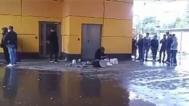 Уличный музыкант лабает на ведрах