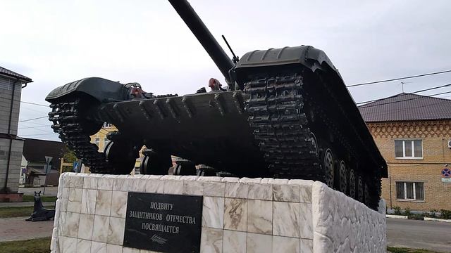 Красивый танк стоит на страже города Павловский Посад