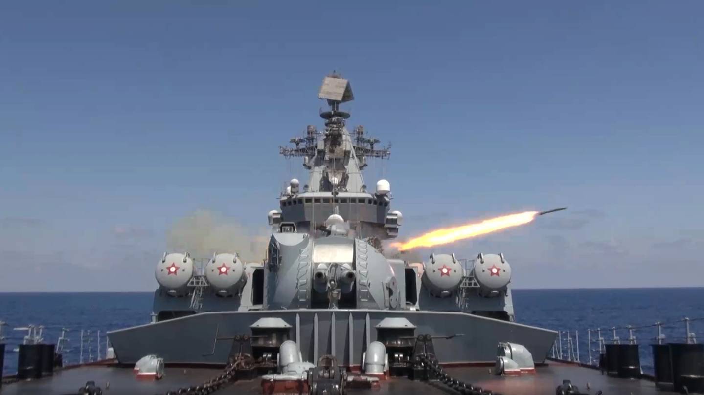 Экипаж ракетного крейсера «Варяг» отработал уничтожение безэкипажных катеров