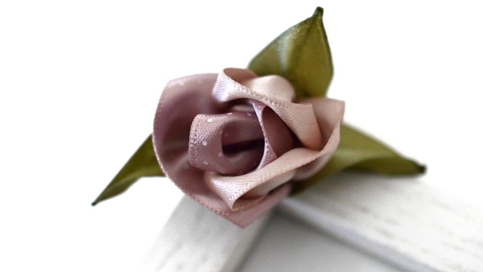 Удивительная и нежная роза из лент. Простое изготовление цветов.