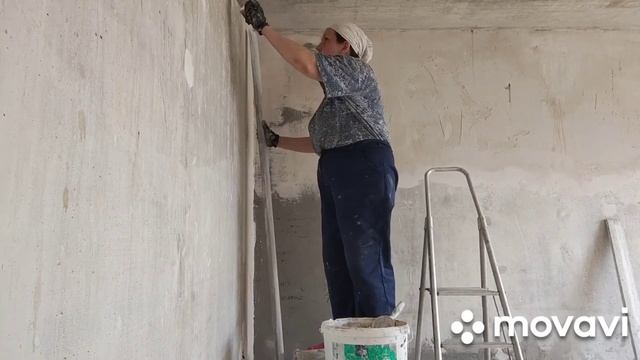 Контур стен накидываю гладилкой 27см, снимаю излишки правилом 2,5 м
