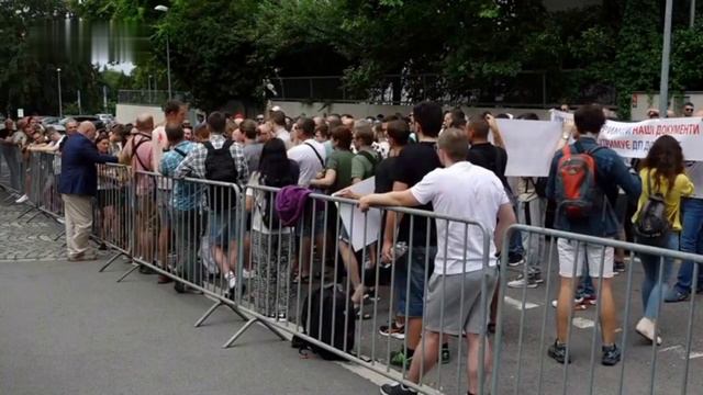 «Мы не вернемся отсюда». Украинские мигранты протестуют перед посольством Украины в Праге против ...