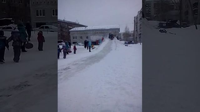 С горочки на саночка :*