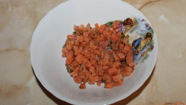 Тартар с лосося и томатов с зеленым луком на гренках