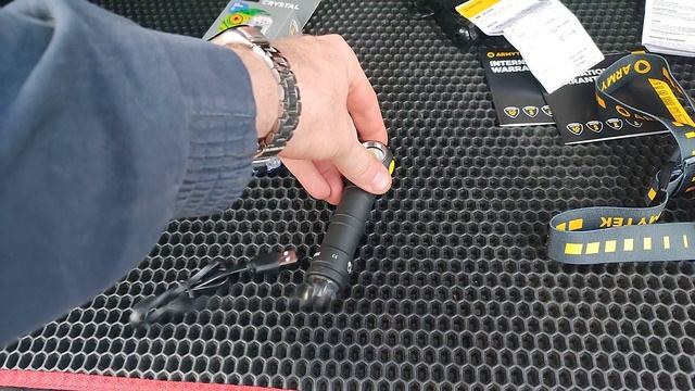 ARMYTEK Wizard C2 PRO MAX магнитное крепление ЗУ