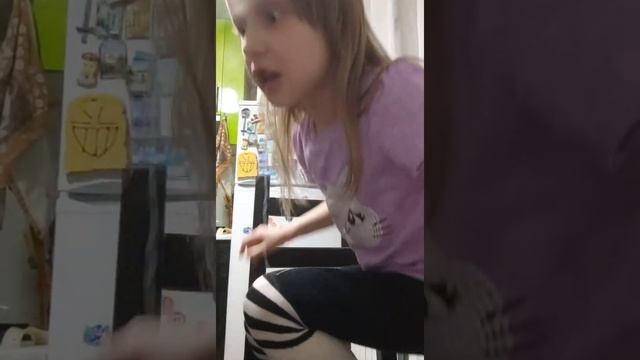 Удаление молочного зуба ниткой.
