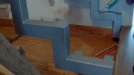 Крепим ступени на металлический ломаный каркас.