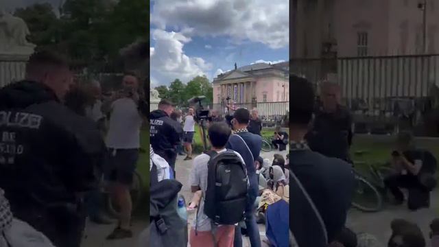 Немецкая полиция задерживает мирных протестующих возле университета