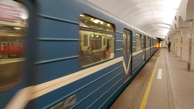 Прибытие метропоезда на станцию Лесная, Санкт-Петербург