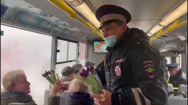 Сотрудники Госавтоинспекции поздравили женщин с 8 Марта