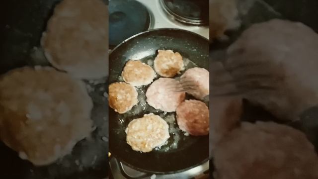 Жарю свиные котлеты????