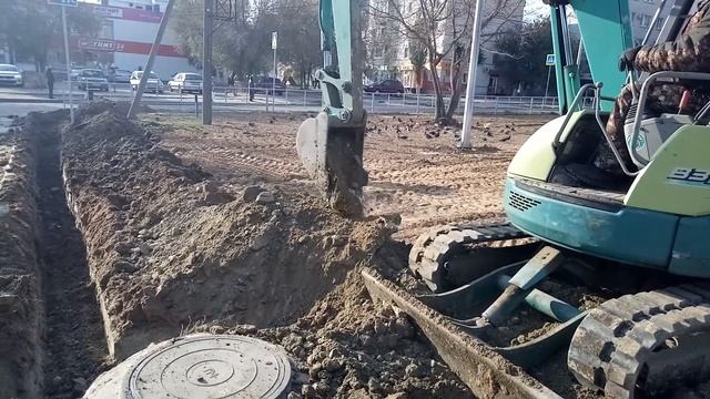 Организация траншеи с помощью мини экскаватора