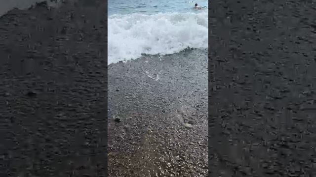 Шум тёплого летнего июльского моря, волны накатывают на берег и красиво пенятся (замедленная съёмка)