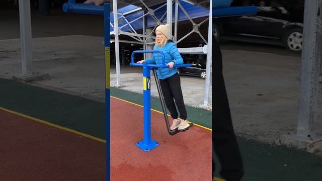 Уличный тренажер маятник AVU026 AVENIR sport - выполнение упражнения