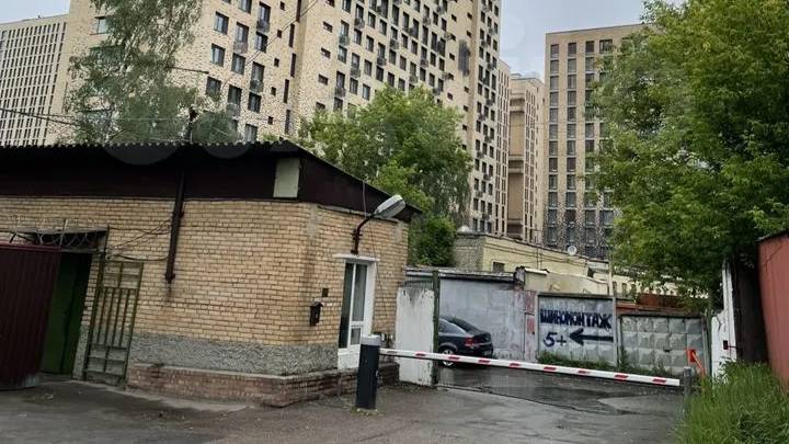 Обзор машиноместа в многоэтажном корпусе.