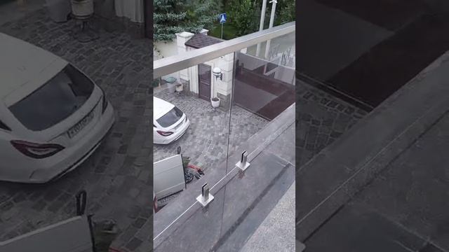 Стеклянное ограждение балкона на мини-стойках