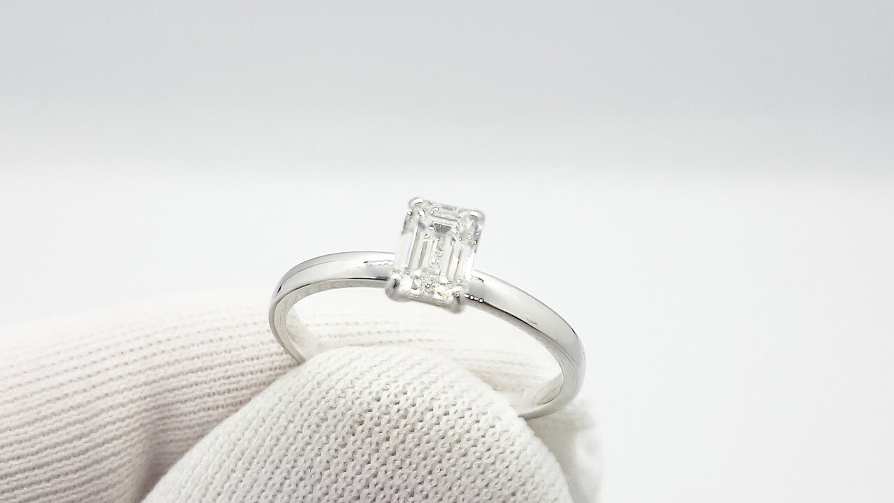 Помолвочное кольцо с бриллиантом изумрудной огранки